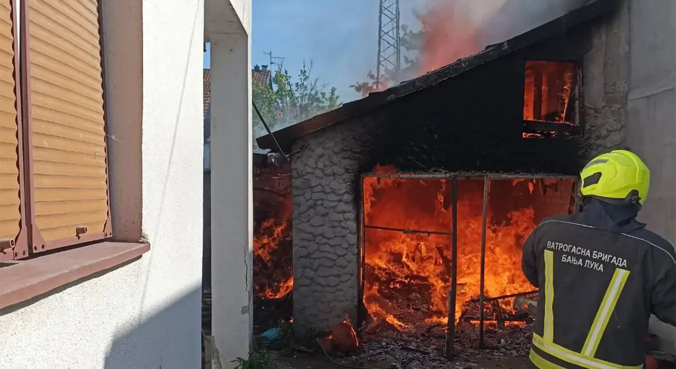 Ватрогасци гасе пожар на кући у Бањалуци.