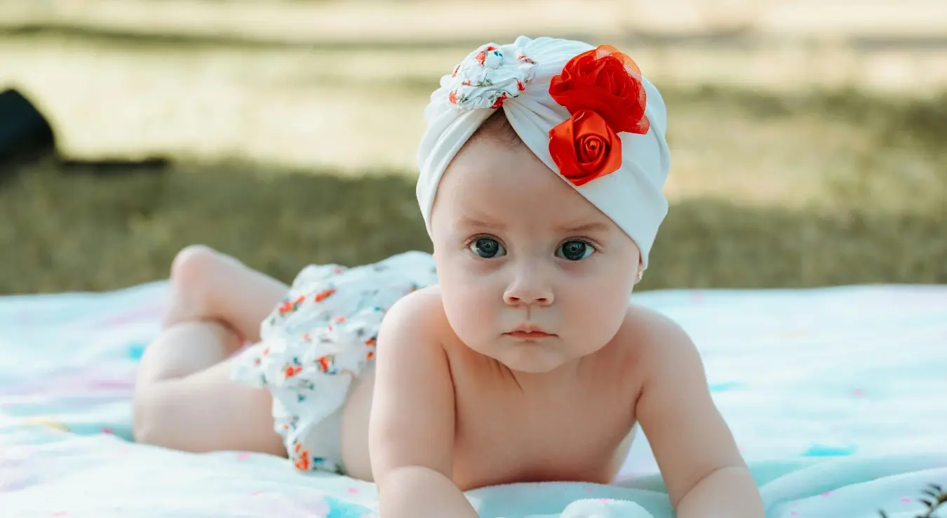 Беба, малена дјевојчица са машницом на глави