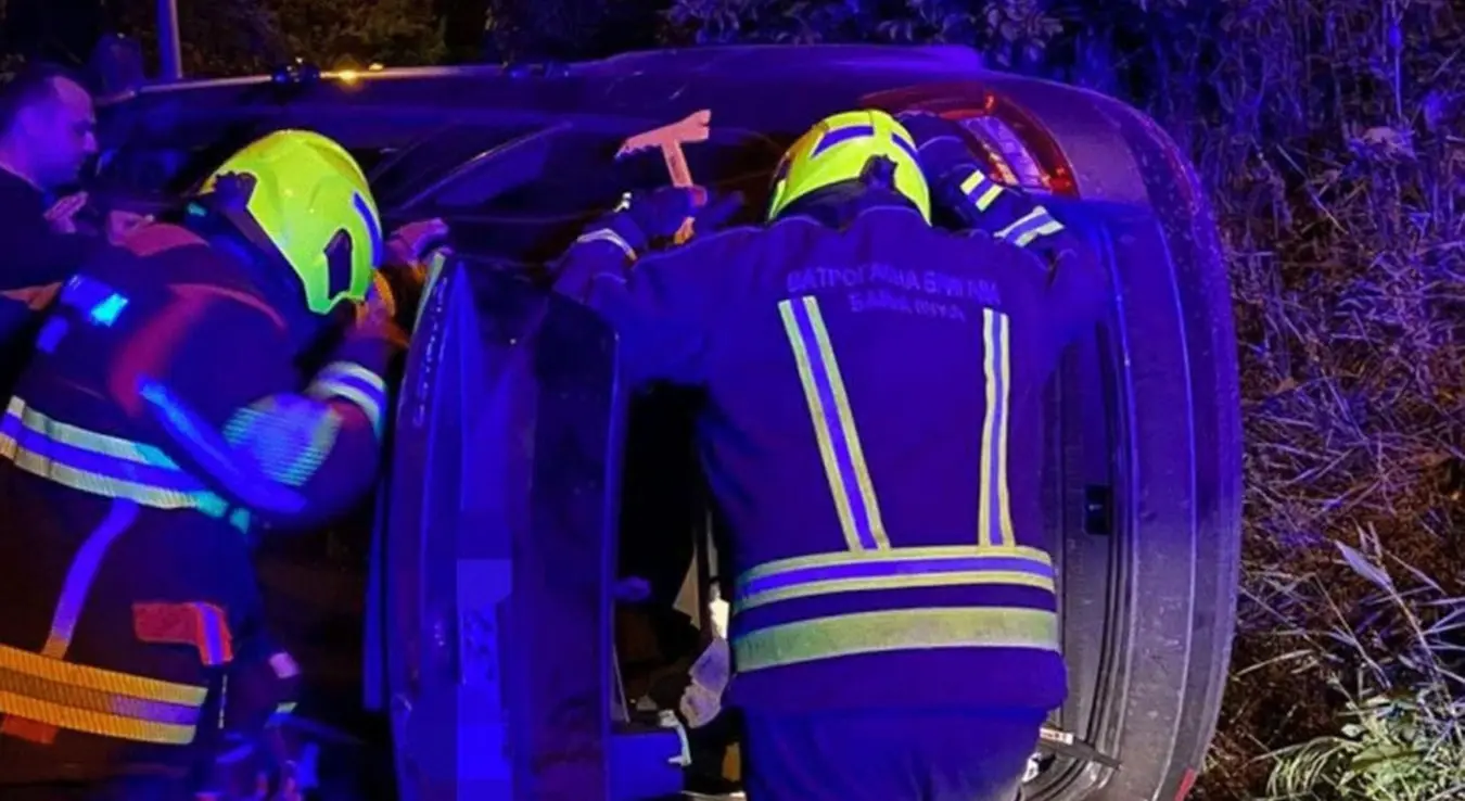 Ватрогасци извлаче возача из аутомобила након саобраћајне незгоде