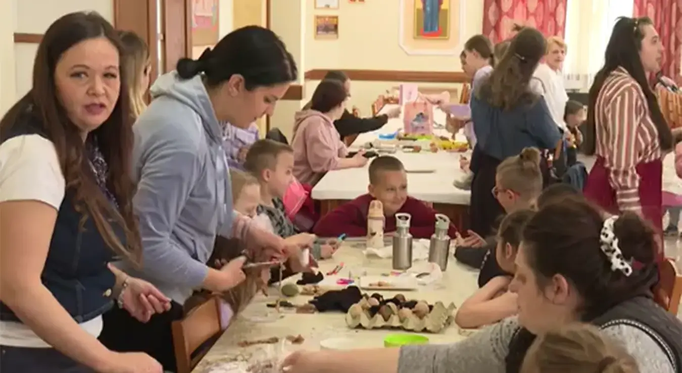 Фарбање јаја у Парохијском дому у Лакташима