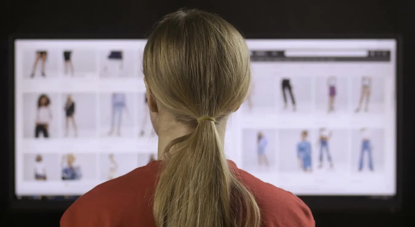 Дјевојка гледа сајтове за онлајн куповину