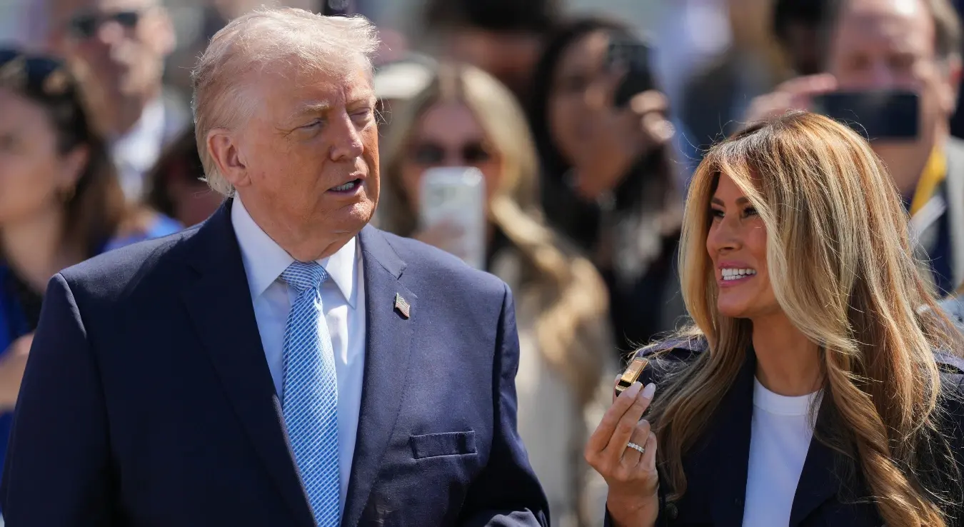 Предсједник Доналд Трамп и прва дама Меланија Трамп разговарају током котрљања ускршњих јаја на Јужном травњаку Бијеле куће, понедјељак, 6. априла 2026. године, у Вашингтону.