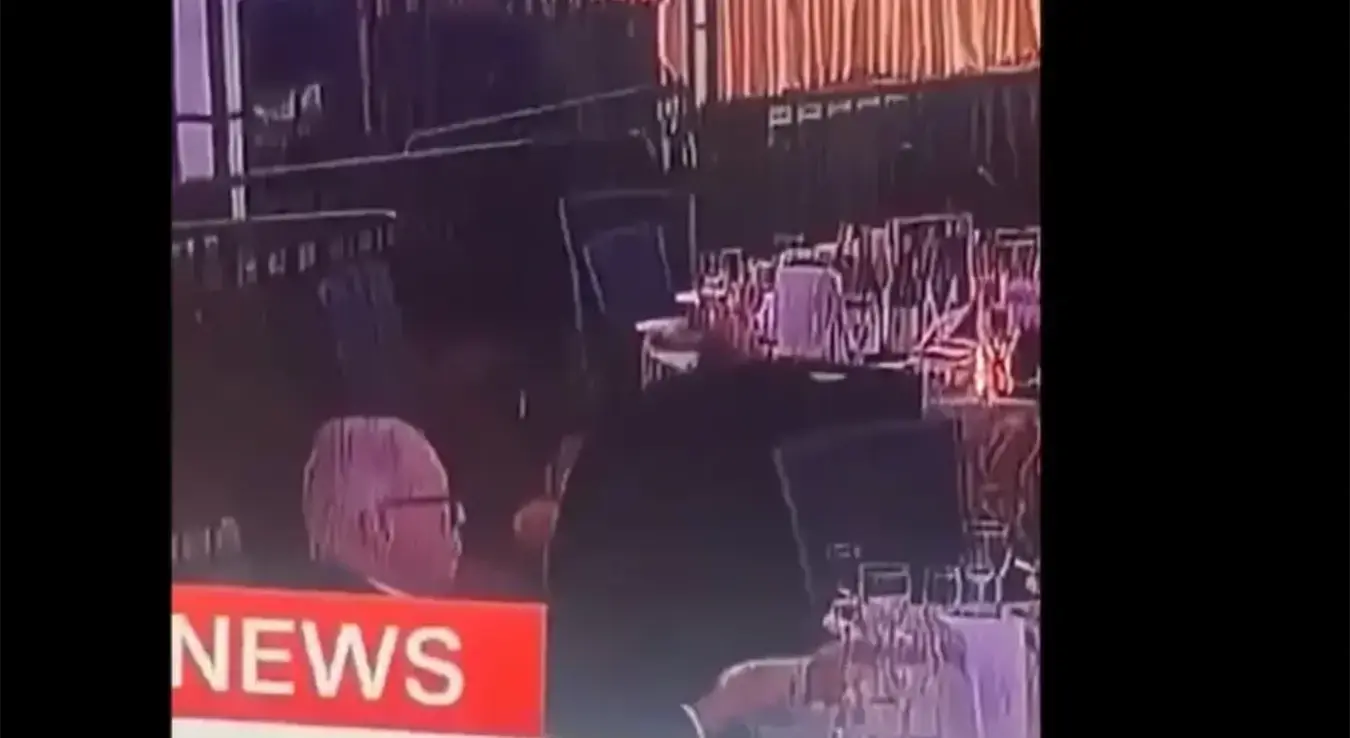 Мистериозни гост смирено вечера током евакуације предсједника САД Доналда Трампа након пуцњаве.