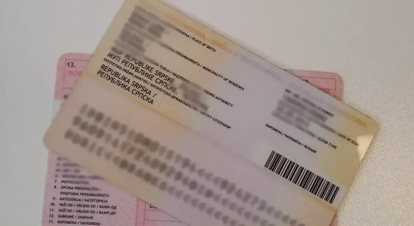 Лична и возачка карта на столу.