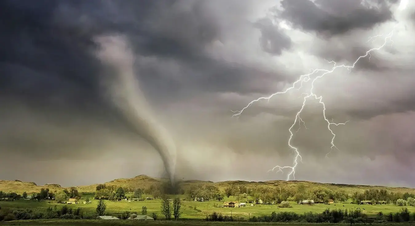 Муња и торнадо погодили село.