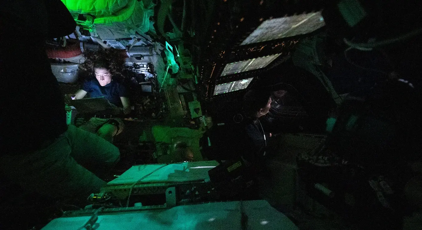 На овој слици коју је обезбиједила НАСА, астронауткиња Кристина Кокс је освијетљена екраном унутар затамњене летјелице Орион трећег дана мисије агенције Артемис II у петак, 3. априла 2026. године.