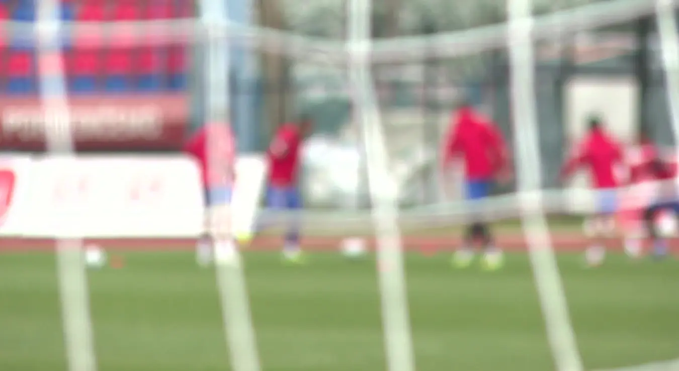 Мрежа гола, кроз коју се виде фудбалери Борца.