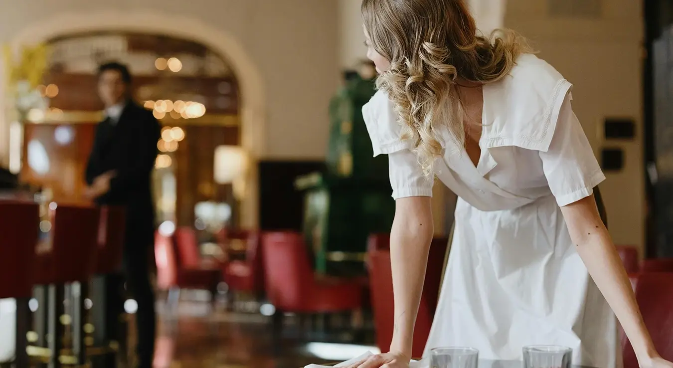 Конобарица, флерт