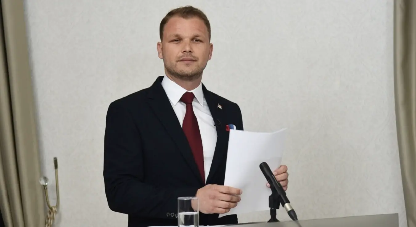 Драшко Станивуковић на дебати са Савом Минићем позира са папирима у руци