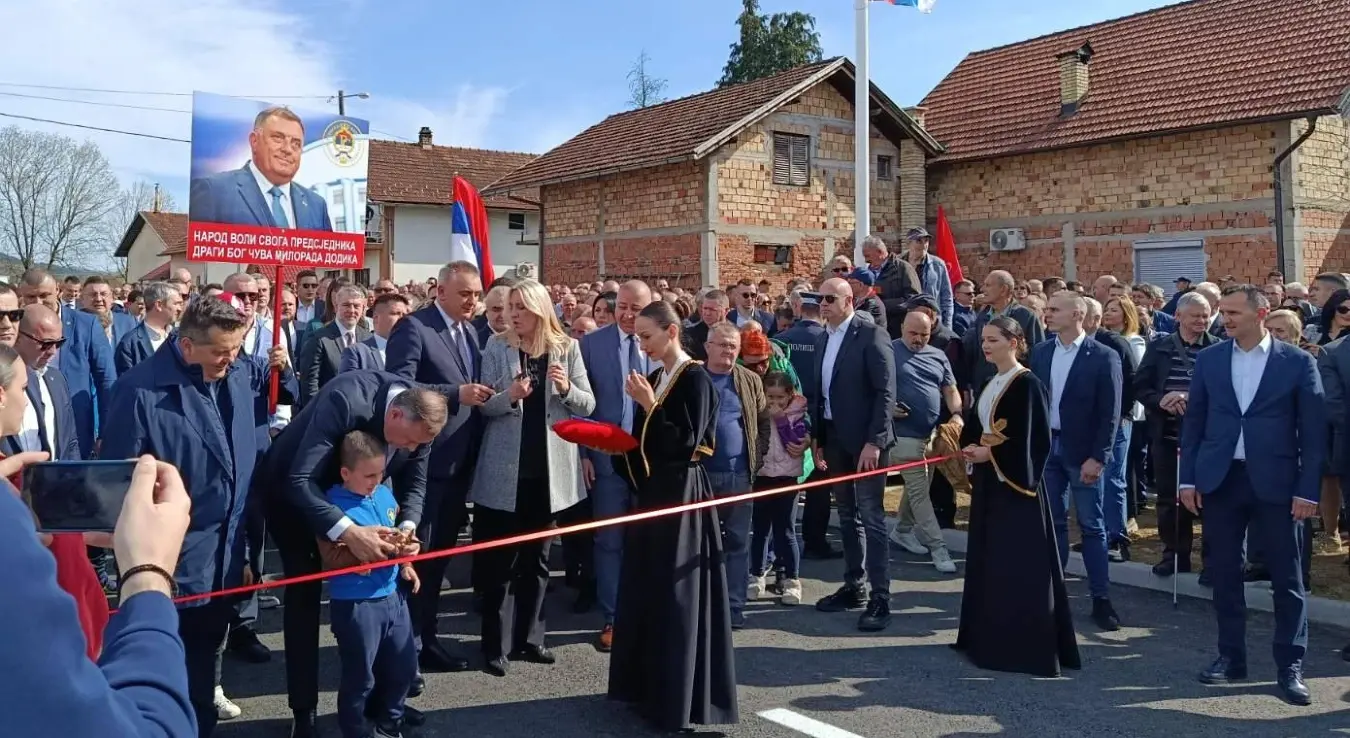 Милорад Додик и дјечак Павле пресјекли врпцу на свечаном отварању моста у Чесми.