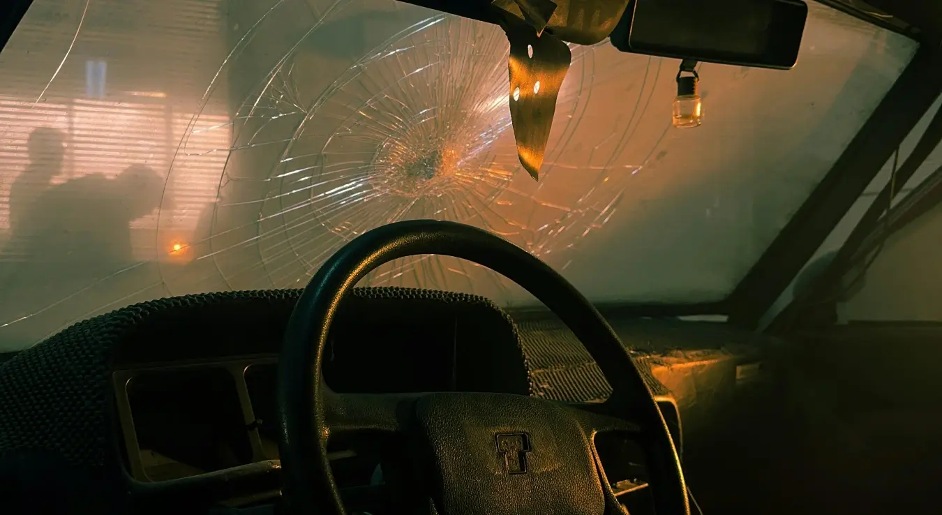 Иза волана види се разбијено вјетробранско стакло