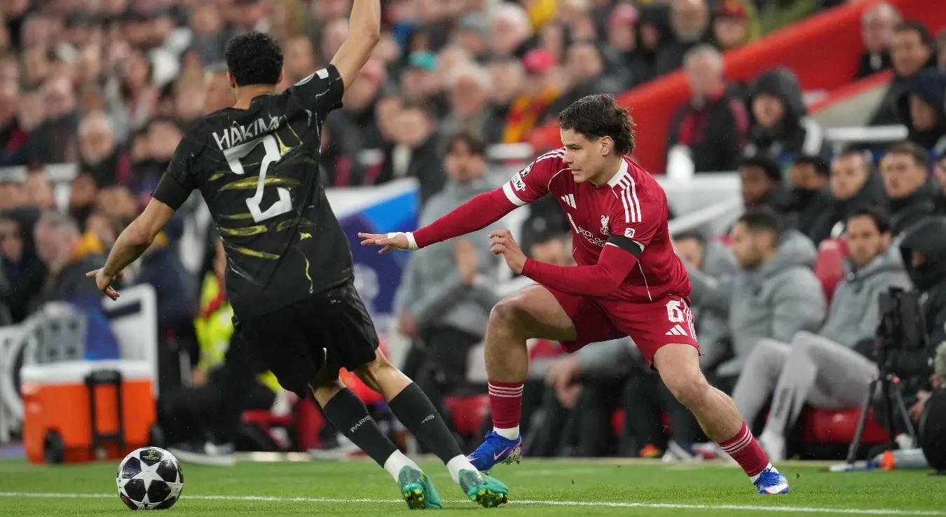 Ашраф Хакими из ПСЖ-а и Милош Керкез из Ливерпула боре се за лопту током реванш утакмице четвртфинала Лиге шампиона између Ливерпула и Пари Сен Жермена у Ливерпулу, Енглеска, у уторак, 14. априла 2026. године.