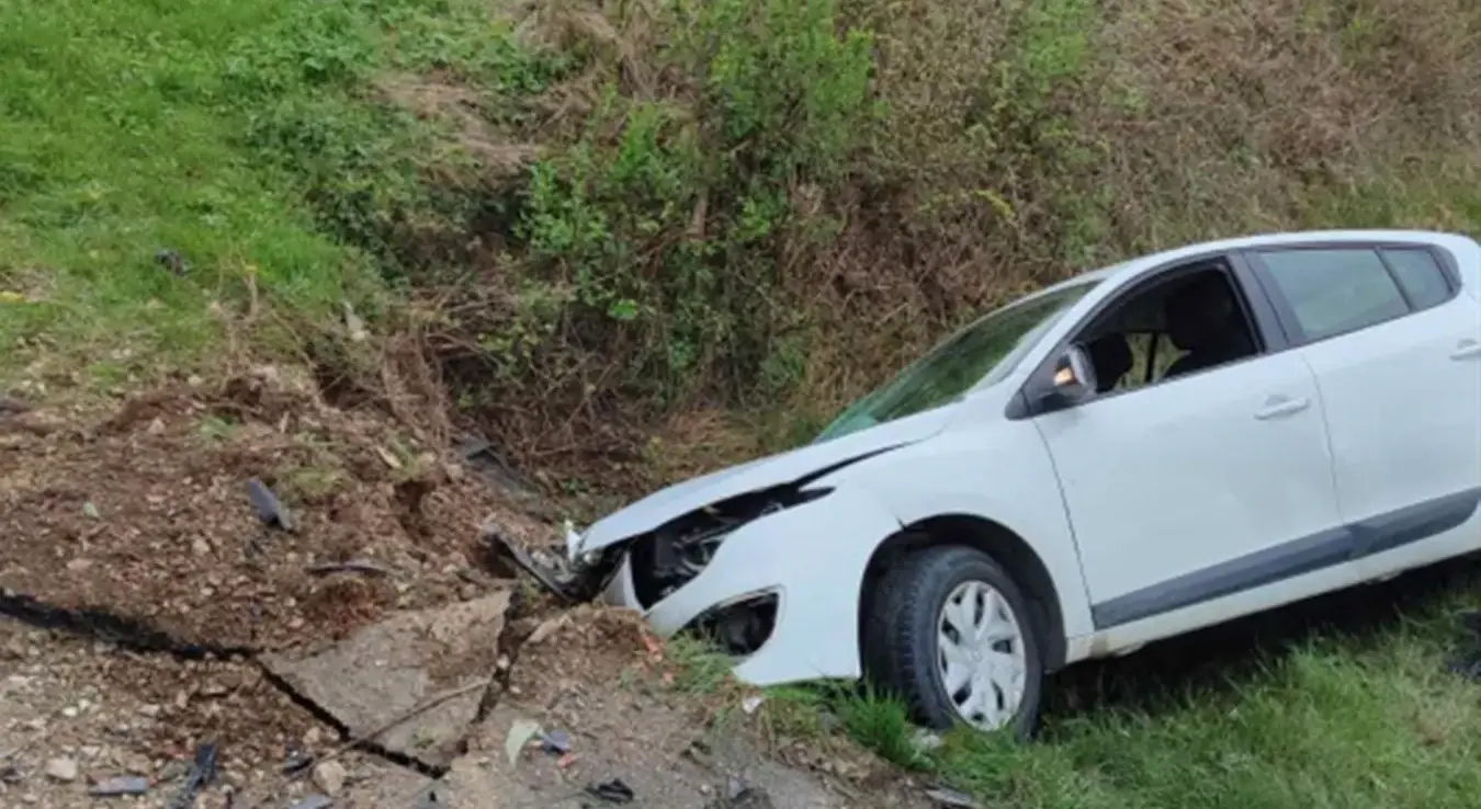 Аутомобил у каналу