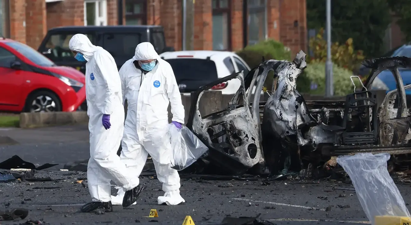 Форензички истражиоци испитују мјесто експлозије аутомобила-бомбе испред полицијске станице у јужном Белфасту.