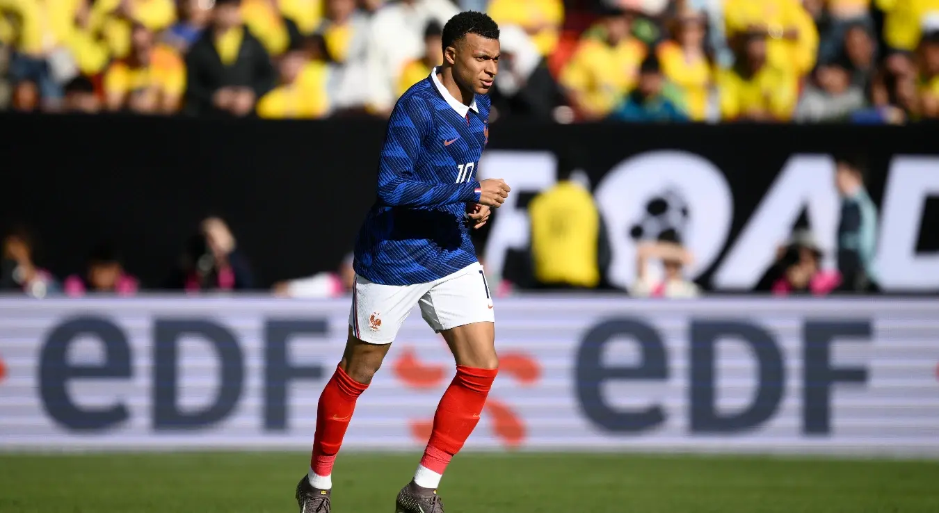 Француски нападач Килијан Мбапе трчи током међународне пријатељске фудбалске утакмице између Колумбије и Француске у Ландоверу