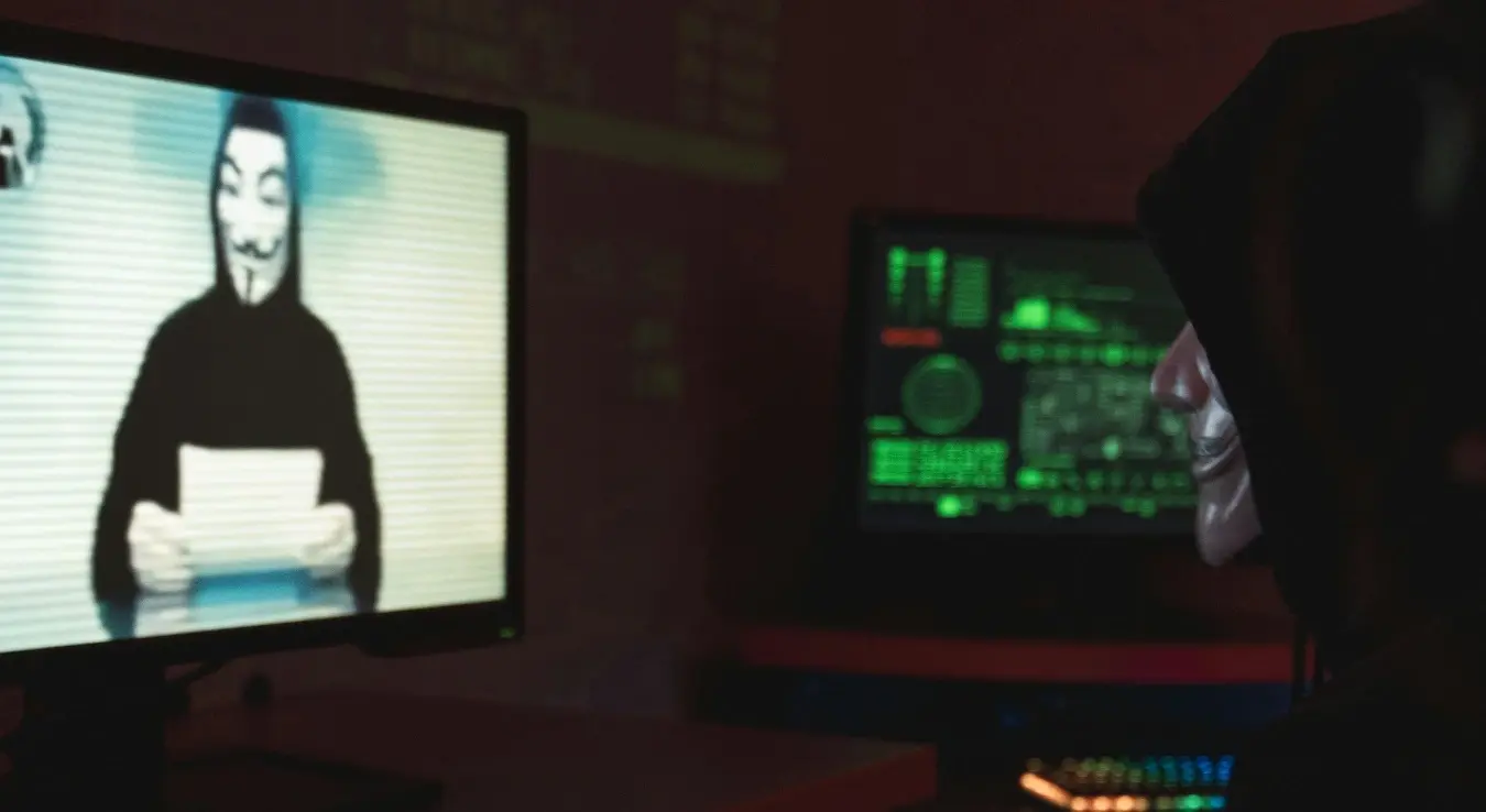 Илустрација у којој хакер гледа хакерски извјештај на монитор