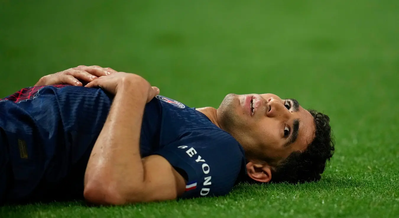 Ашраф Хакими из ПСЖ-а лежи на земљи након повреде током прве утакмице полуфинала Лиге шампиона између Пари Сен Жермена и Бајерн Минхена у Паризу, у уторак, 28. априла 2026. године.