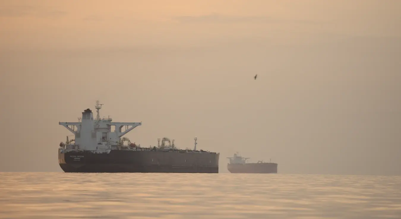 Танкери усидерни у Ормуском мореузу код обале Куешм, Иран, у суботу 18. априла 2026. године