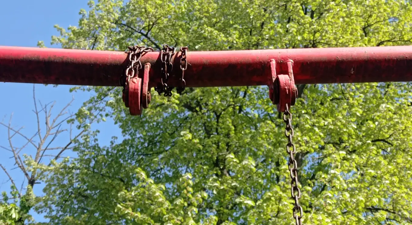 Љуљашка и покидан ланац у паркићу