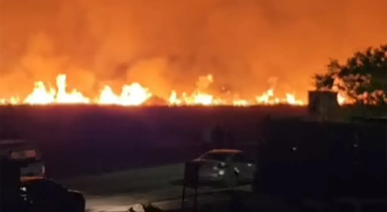 Пожар ширих размјера на локалитету испод јужне обилазнице у Грудама, избио је вечерас 9. априла.