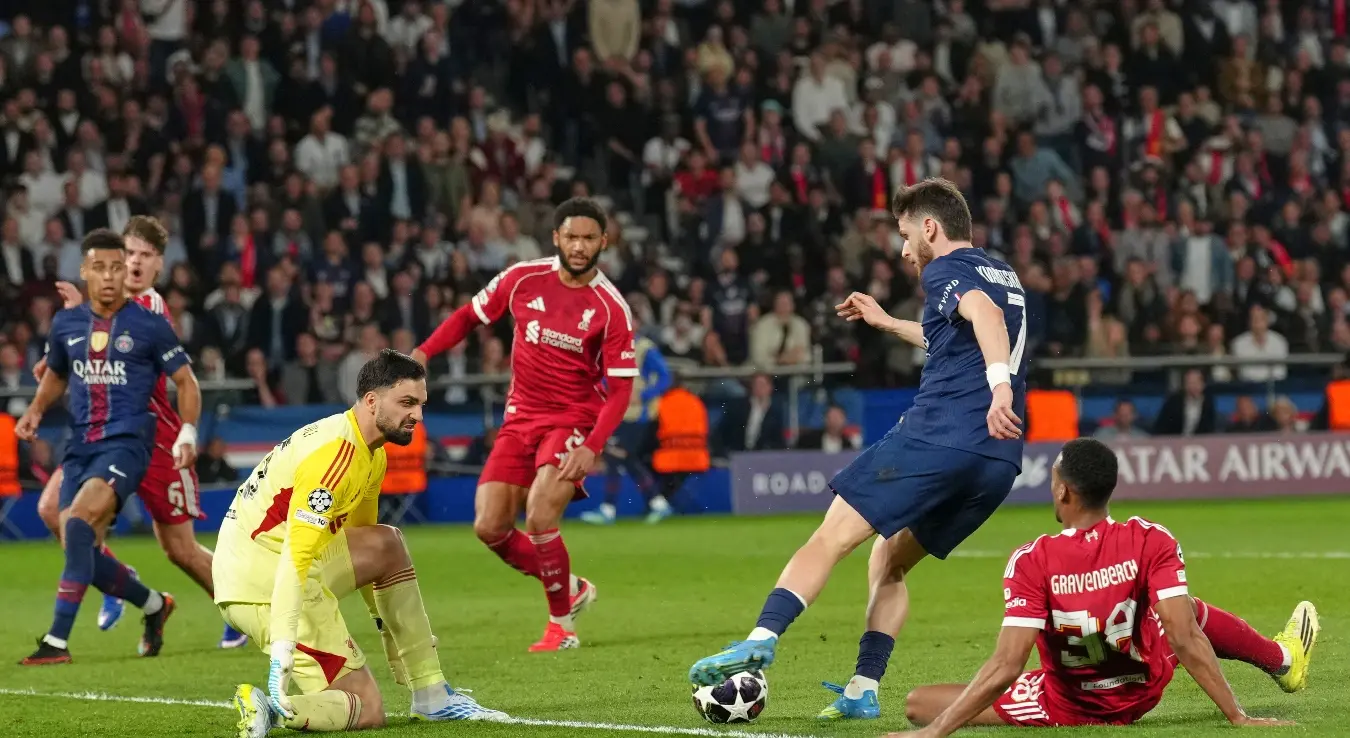 Хвича Кварацкхелија из ПСЖ-а пробија се кроз линију на путу ка постизању другог гола за свој тим током прве утакмице четвртфинала Лиге шампиона између Пари Сен Жермена и Ливерпула у Паризу.