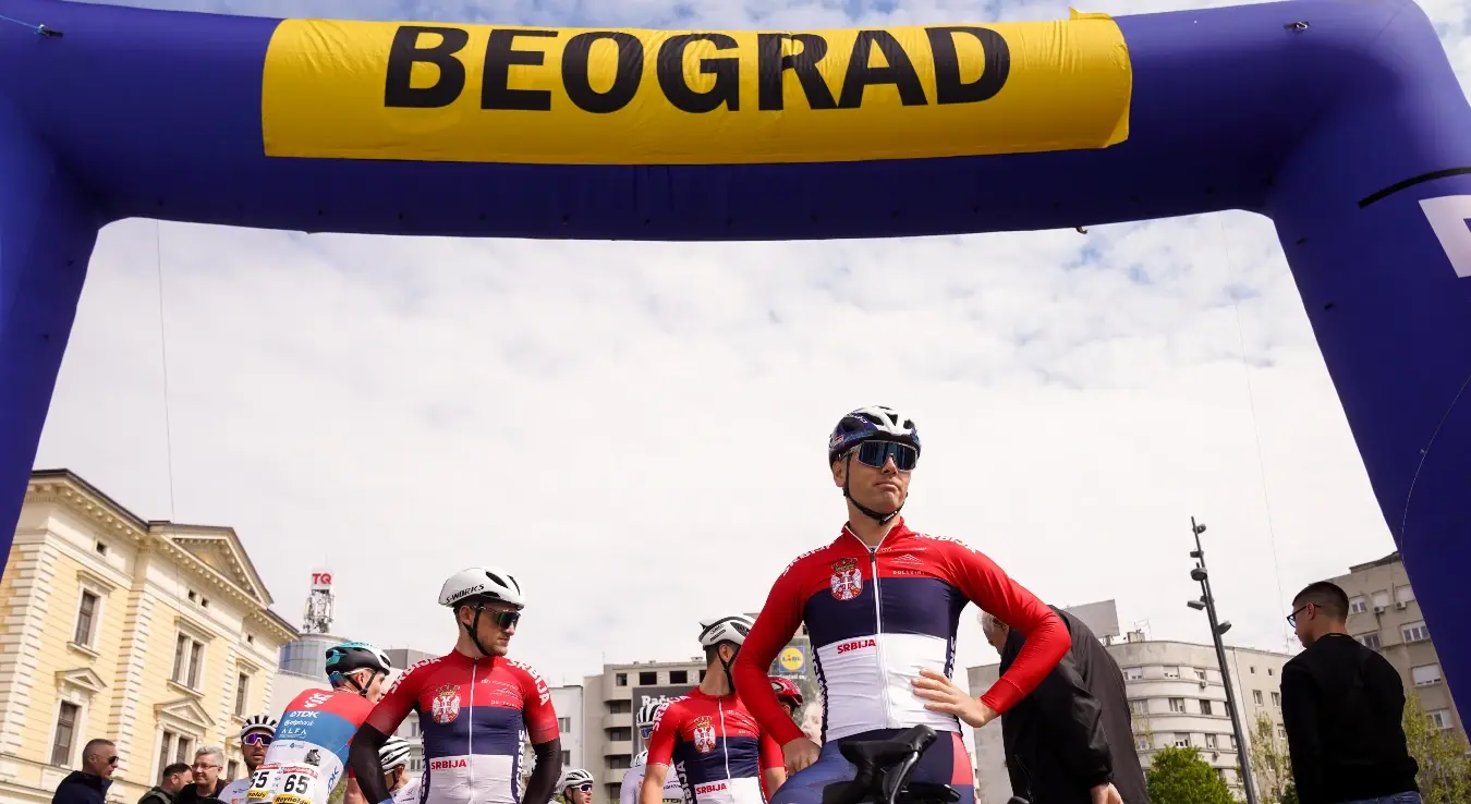 Међународна бициклистичка трка Београд-Бањалука стартовала је данас са Савског трга у Београду. Почетак трке прогласио је градски секретар Београда за спорт и омладину Никола Пенић. Први део данашње етапе возиће се од Београда до Пожаревца, а након тога ће се од 17.30 сати у другом делу возити кружна трка у Великом Градишту.