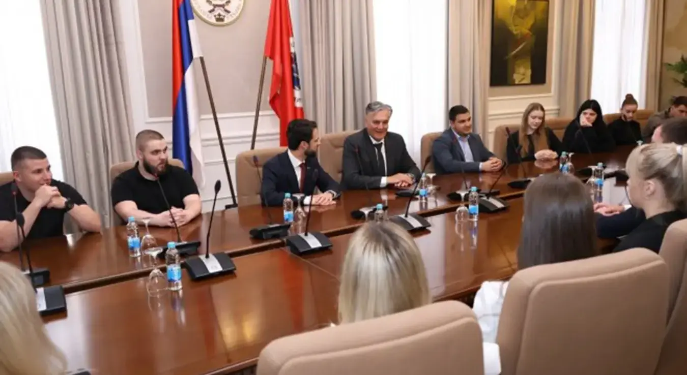 Предсједник Републике Српске Синиша Каран разговарао је са студентима Правног факултета Универзитета у Бањалуци.