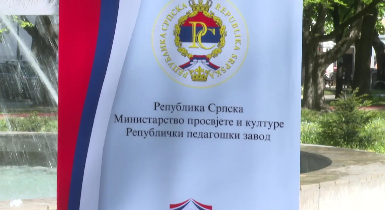 Плакат Министарства просвјете и културе РС постављен у парку Младен Стојановић, Бањалука.