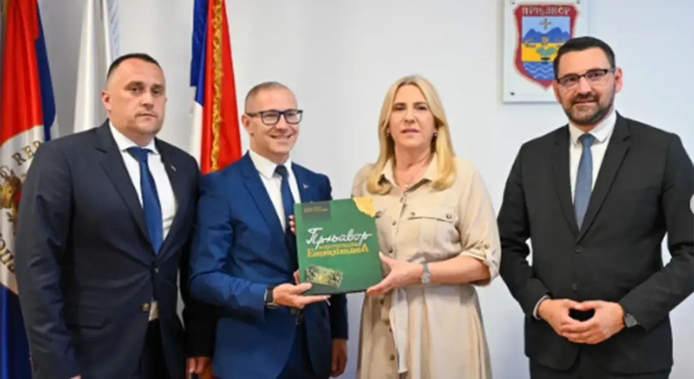 Српском члану Предсједништва БиХ Жељки Цвијановић данас је у Прњавору уручена Повеља почасног грађанина са златним грбом града.
