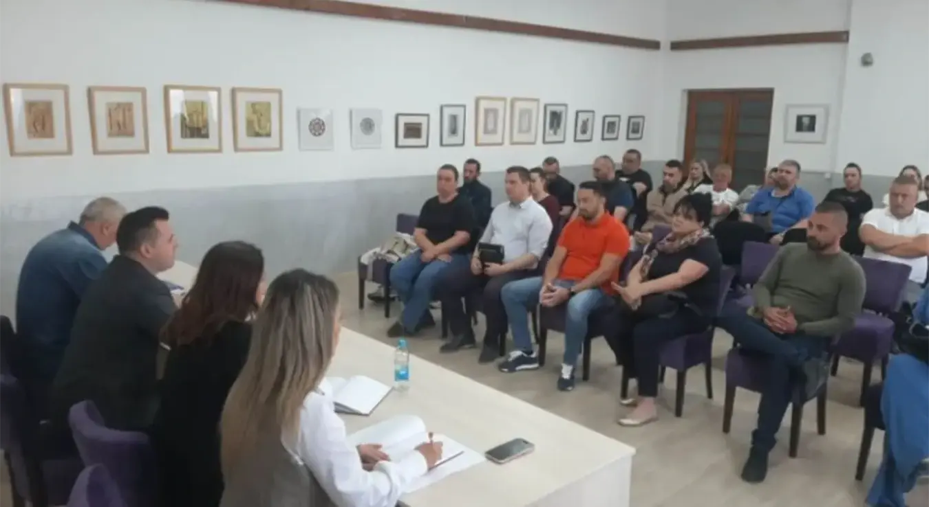 Градоначелник Фоче Милан Вукадиновић организовао је данас састанак са незапосленима дјеце погинулих бораца да би се заједно сагледале могућности запослења.