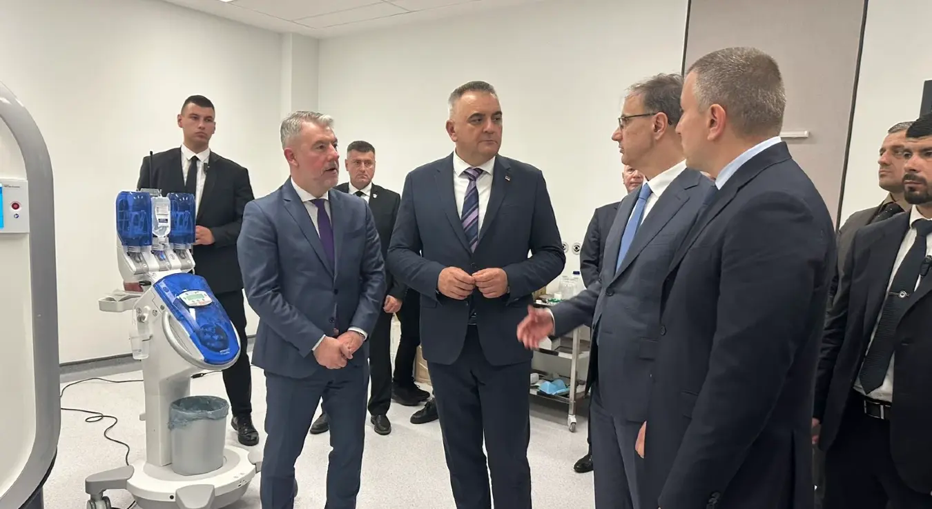 Премијер Владе Републике Српске Саво Минић и премијер Србије Ђуро Мацут током обиласка болнице у Требињу.