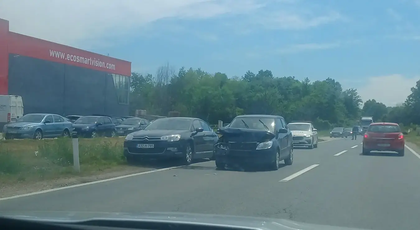 Саобраћајна незгода у којој су учествовали цитроен и шкода у мјесту Сижије, Лукавац.