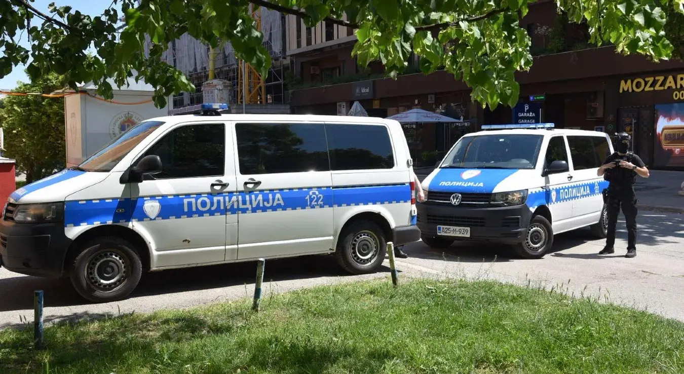 Паркирано возила ПУ Бањалука, док са лијеве стране стоји полицајац.