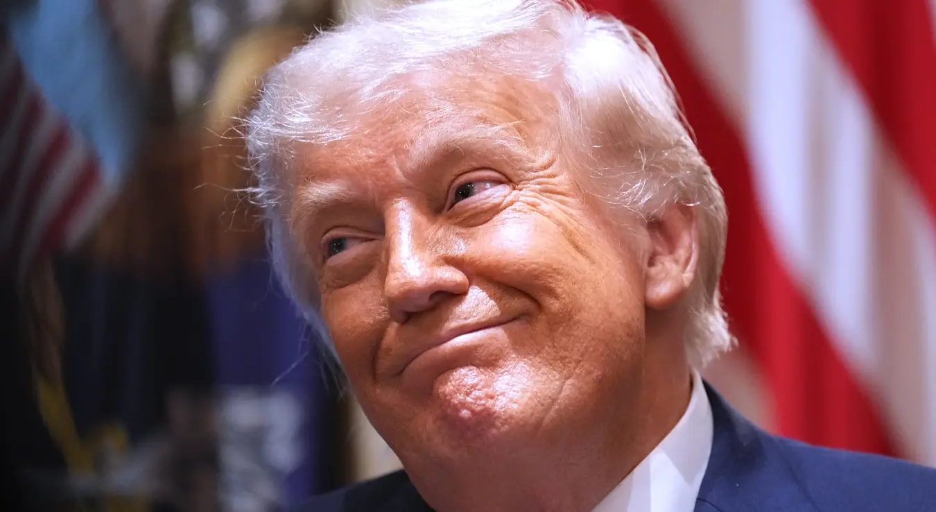Предсједник Доналд Трамп слуша током састанка кабинета у Бијелој кући, у сриједу, 27. маја 2026. године, у Вашингтону.