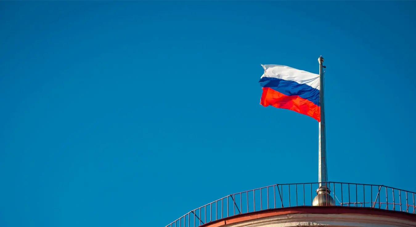 Руска застава постављена на врх зграде.