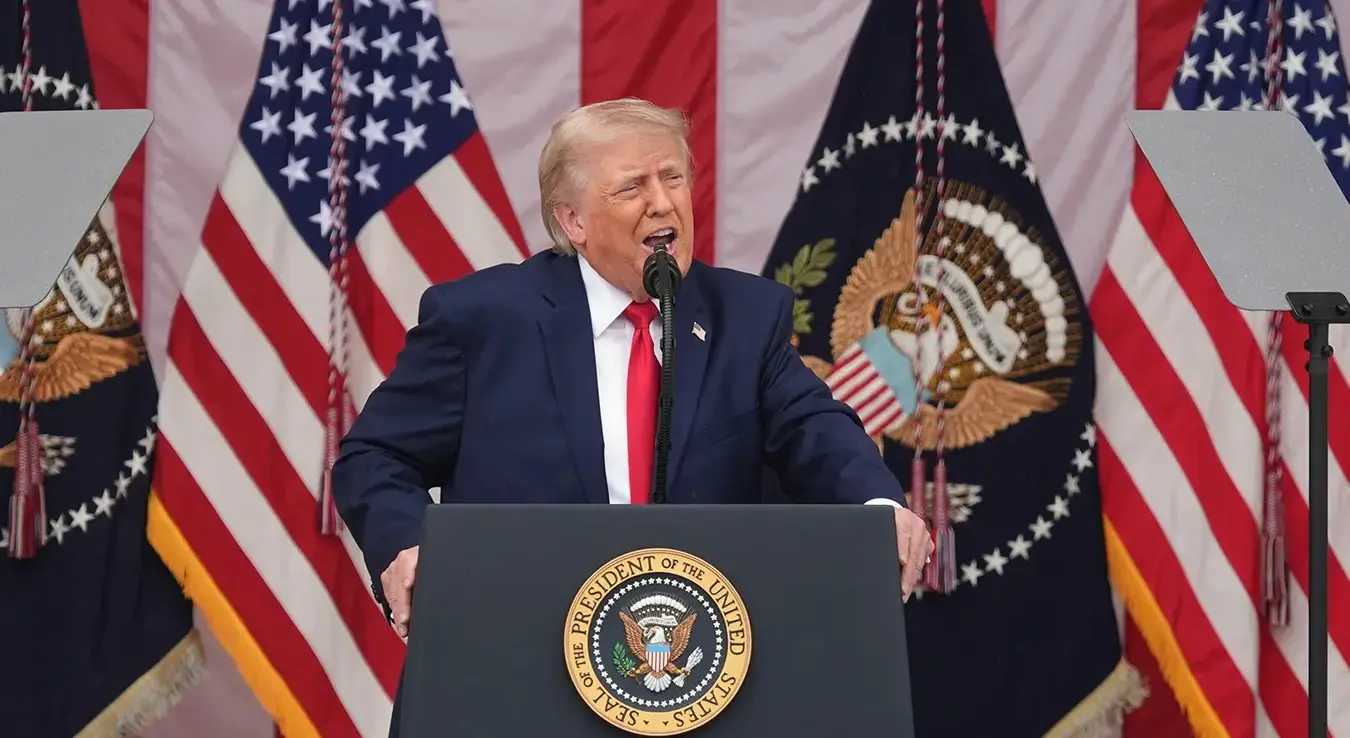 Предсједник САД-а Доналд Трамп говори током 158. обиљежавања Националног дана сјећања у Меморијалном амфитеатру на Националном гробљу Арлингтон, у понедјељак, 25. маја 2026. године, у Арлингтону, Вирџинија.
