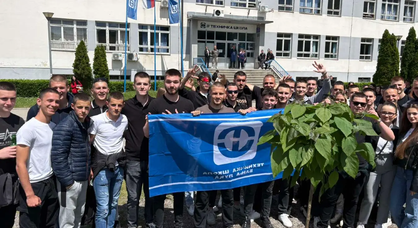 Матуранти Техничке школе посадили дрво