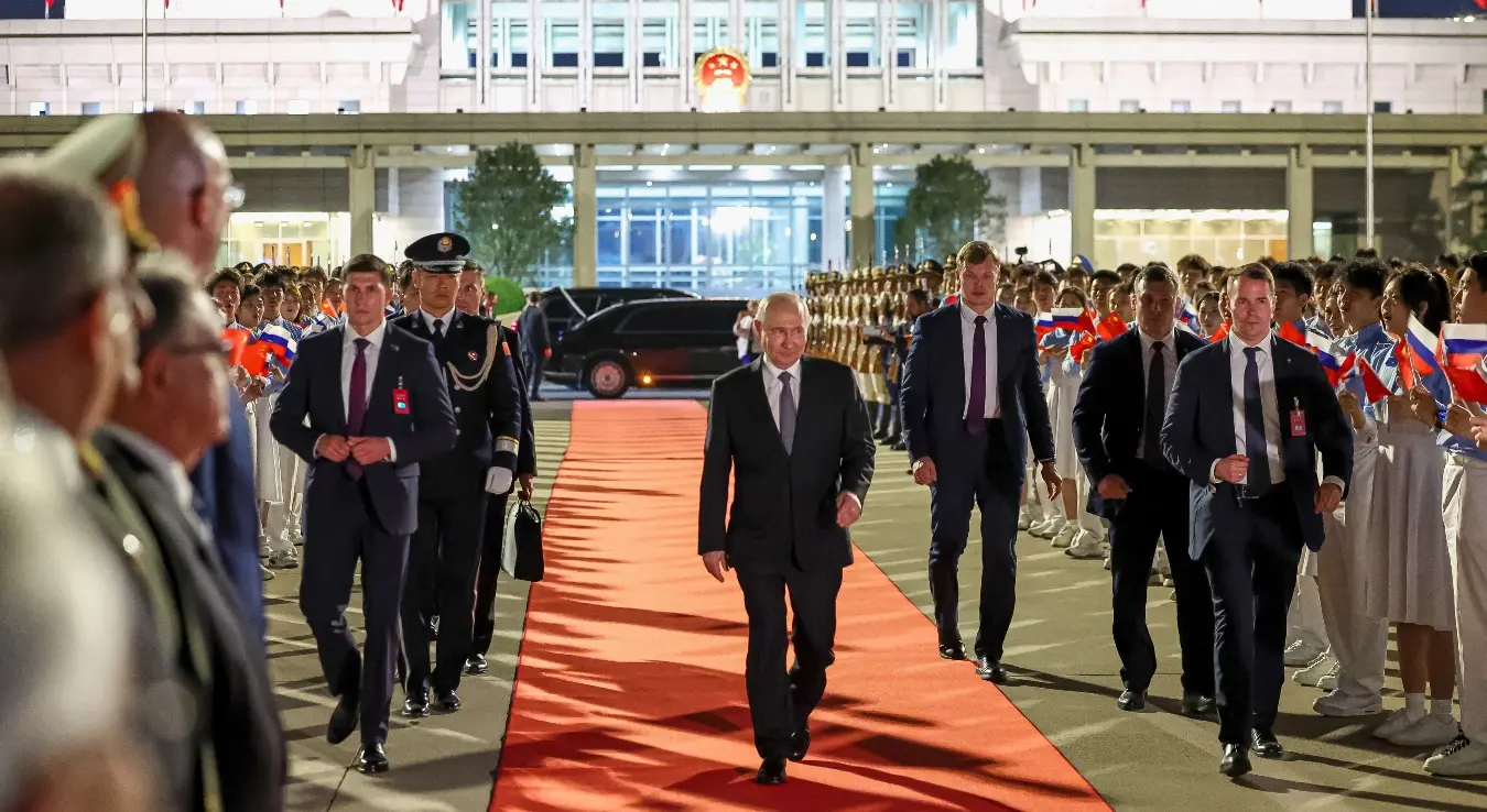 Руски предсједник Владимир Путин, у центру, хода ка авиону на Међународном аеродрому Пекинг Капитал у Пекингу, Кина, у сриједу, 20. маја 2026. године.