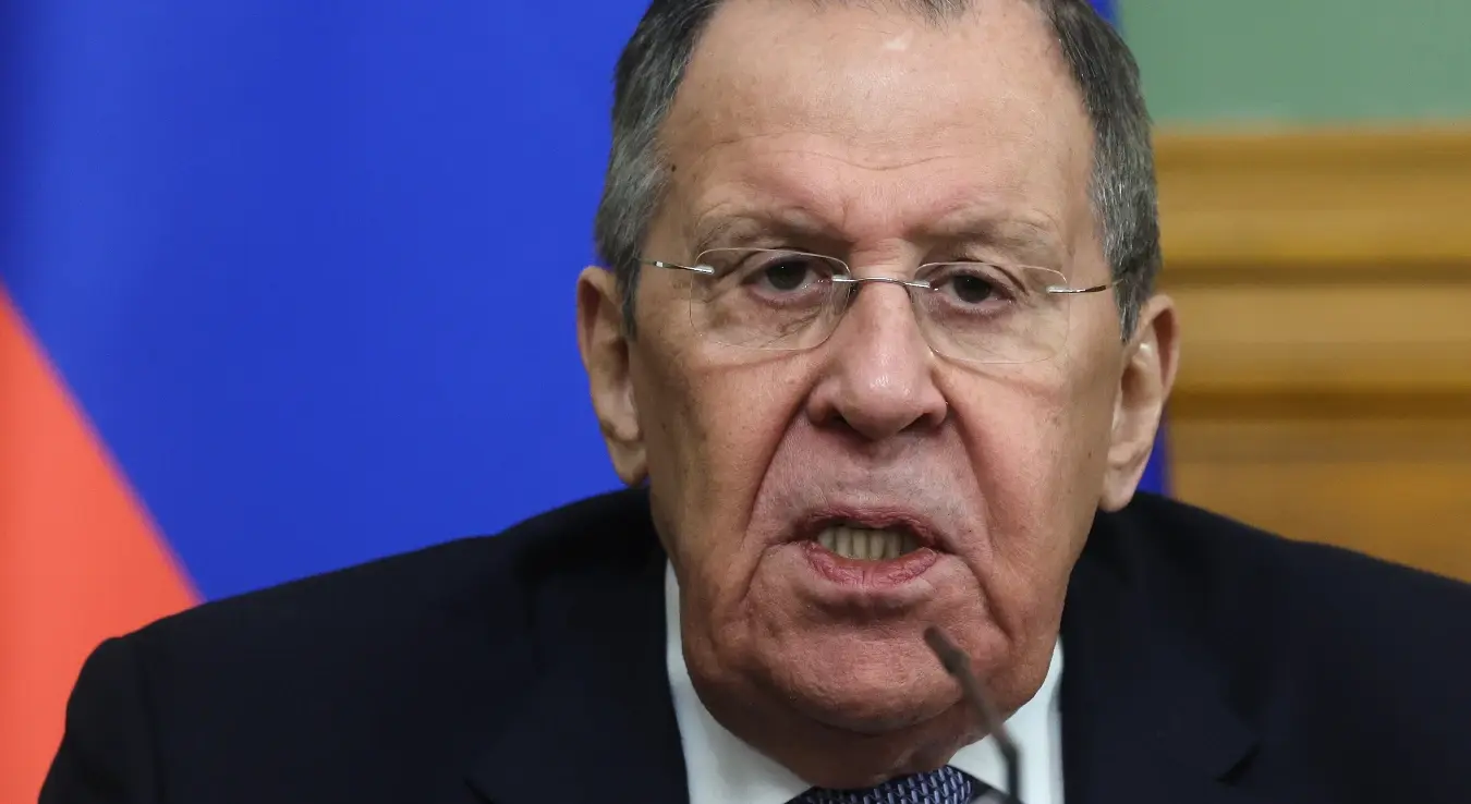 Руски министар спољних послова Сергеј Лавров разговара са медијима након разговора са министром спољних послова и међународне сарадње Екваторијалне Гвинеје Симеоном Ојоном Есоном Ангеом у вили Зинаиде Морозове у Москви, понедjељак, 18. маја 2026.