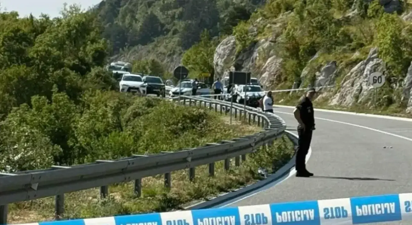 Полиција у Црној Гори ухапсила је Д.В. (40), држављанина БиХ, због сумње да је извршио кривично дјело уништење и оштећење туђе ствари, док се за А.Ц. (48), држављанином Словеније, трага због сумње да је извршио исто кривично дјело.