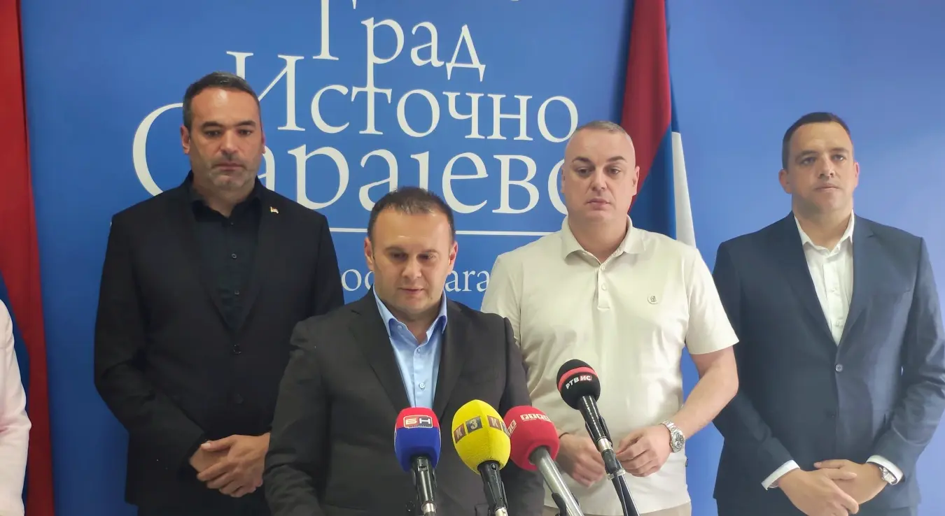 Градоначелник Источног Сарајева Љубиша Ћосић, представници градских општина и директор Меморијалног центра Републике Српске Денис Бојић потписали су данас меморандум о институционалној сарадњи у области документовања страдања српског народа током Одбрамбено-отаџбинског рата на подручју Сарајева и Сарајевско-романијске регије.