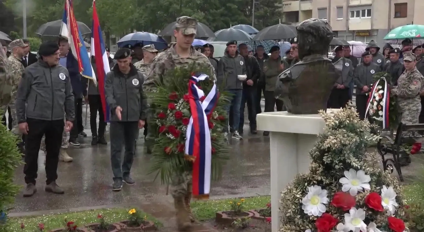 Положени вијенци и служен парастос погинулим припадницима 65. моторизованог пука
