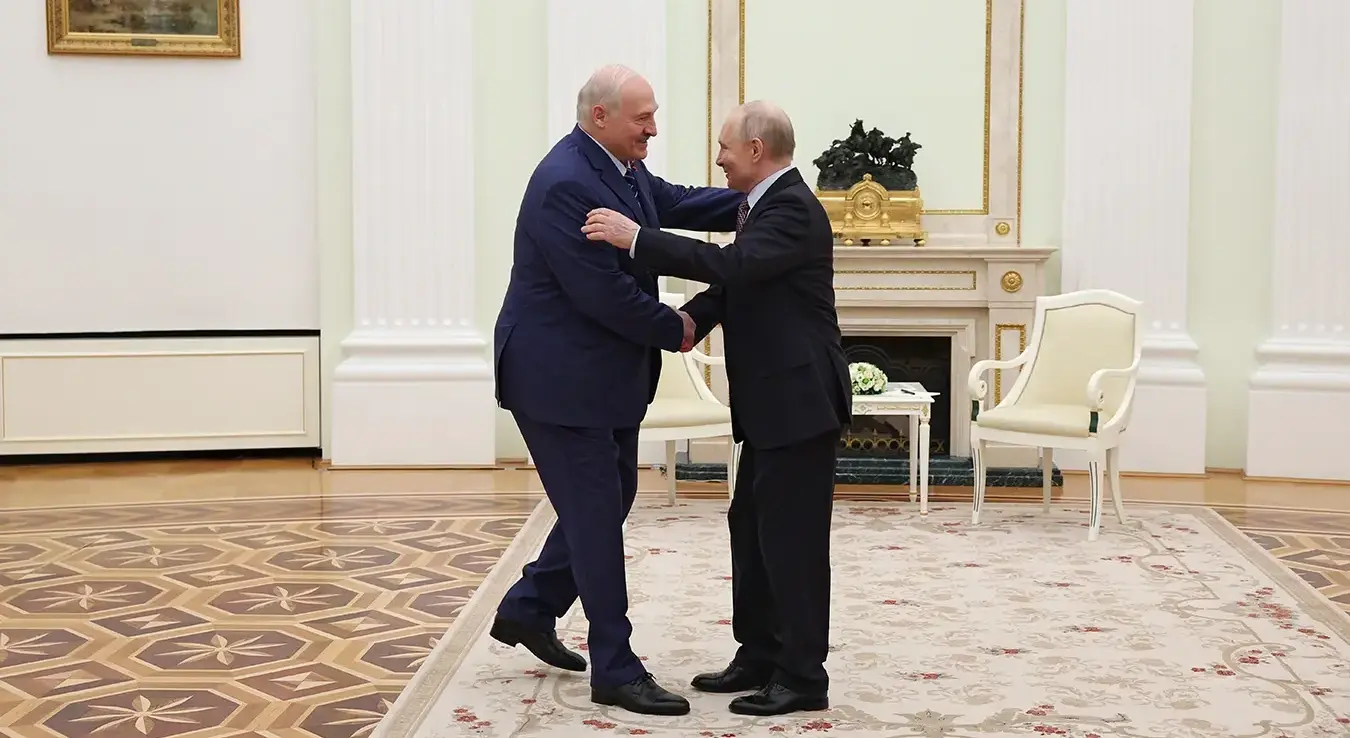 Руски предсједник Владимир Путин и предсједник Бјелорусије Александар Лукашенко поздрављају се на састанку у Кремљу у Москви, Русија, петак, 8. мај 2026.