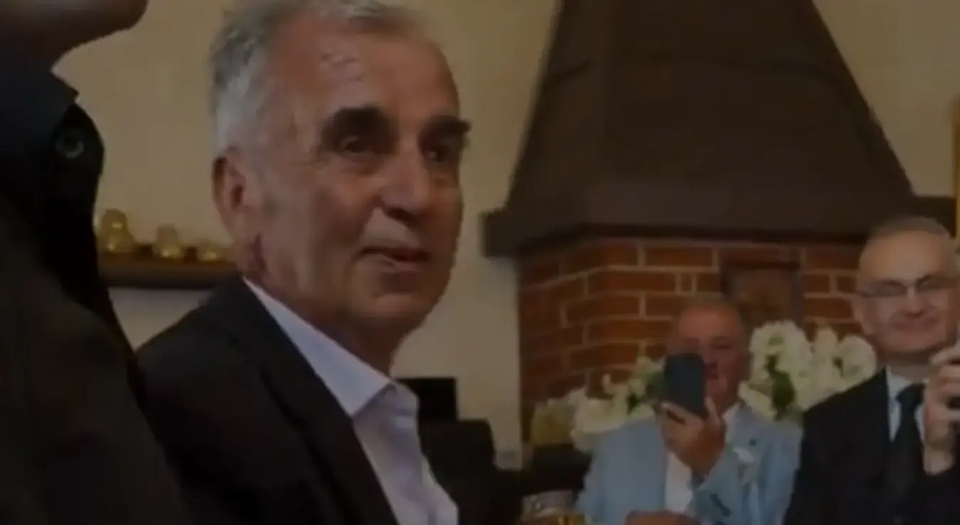 Отац држи говор на кћеркиној свадби