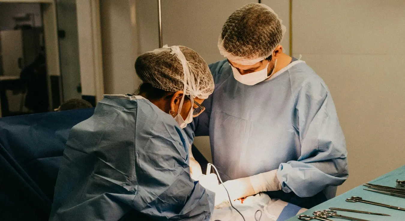 hirurg doktor operacija sal auniforma bolnica medicina