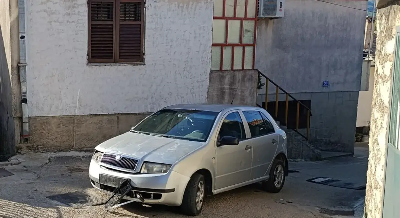 Бјежао од полиције па се аутом забио у зид