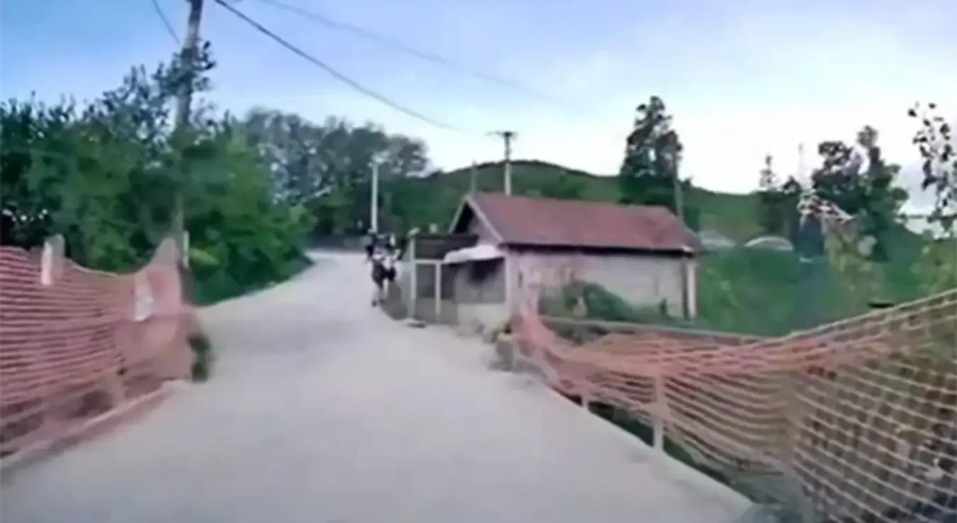 Стравичан снимак из Новог Пазара: Секунде дијелиле дјечака од трагедије