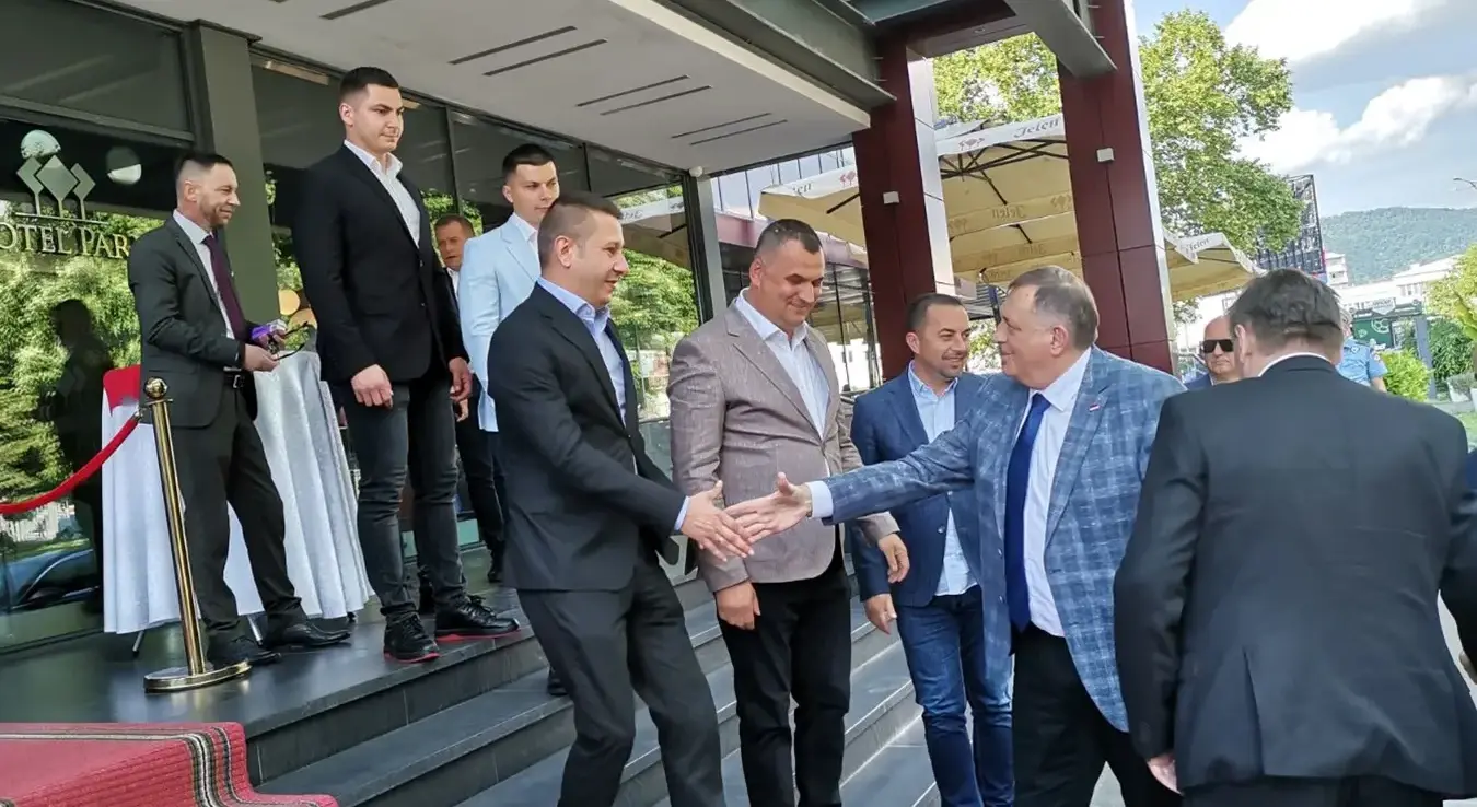 Предсједник СНСД-а Милорад Додик стигао је у Добој, гд‌је ће присуствовати потписивању приступница за стотину нових чланова у Градски одбор Младих социјалдемократа (МСД).