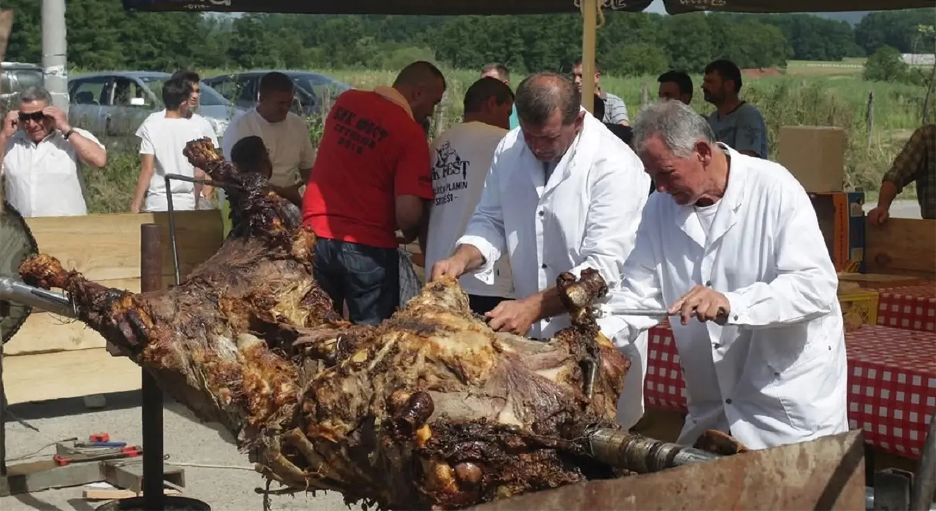 Српчани пеку бика од 700 kg: Манифестација меморијалног карактера