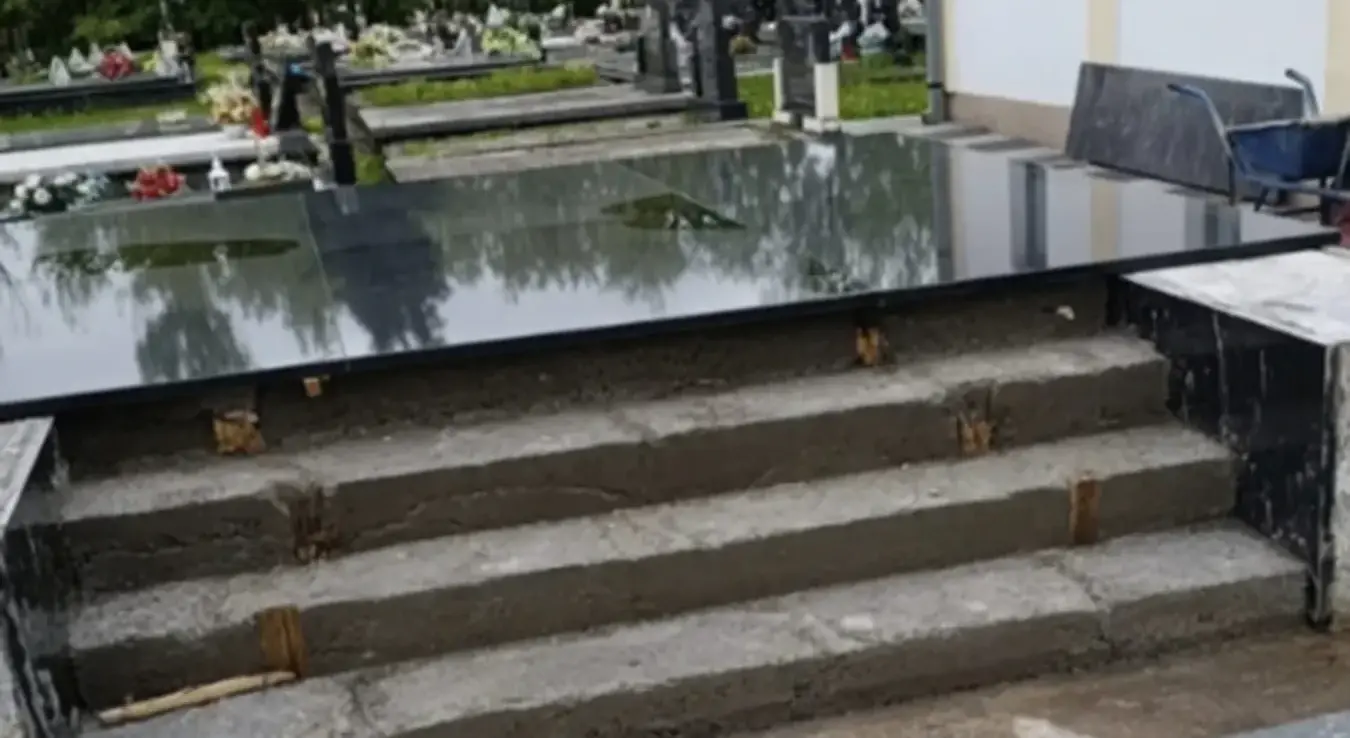 Уклоњен споменик